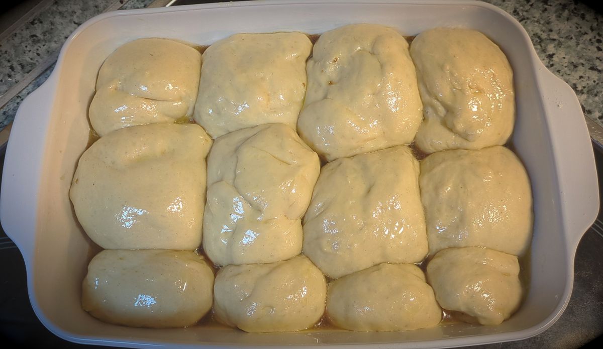 Frisch geformte Rohrnudeln im Butter-Zucker Bettchen