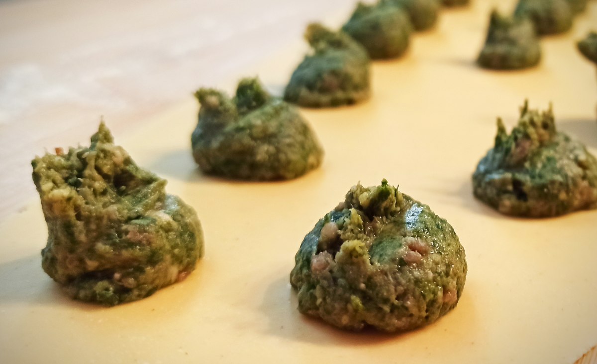 Raviolifüllung auf Nudelplatte